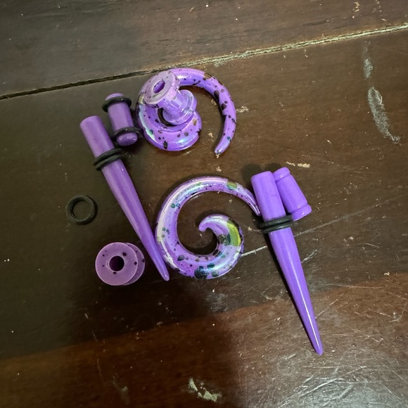 Brand New 8MM 0 Gauge Stretching Plug Set of 4 Purple - Picture 4 of 4